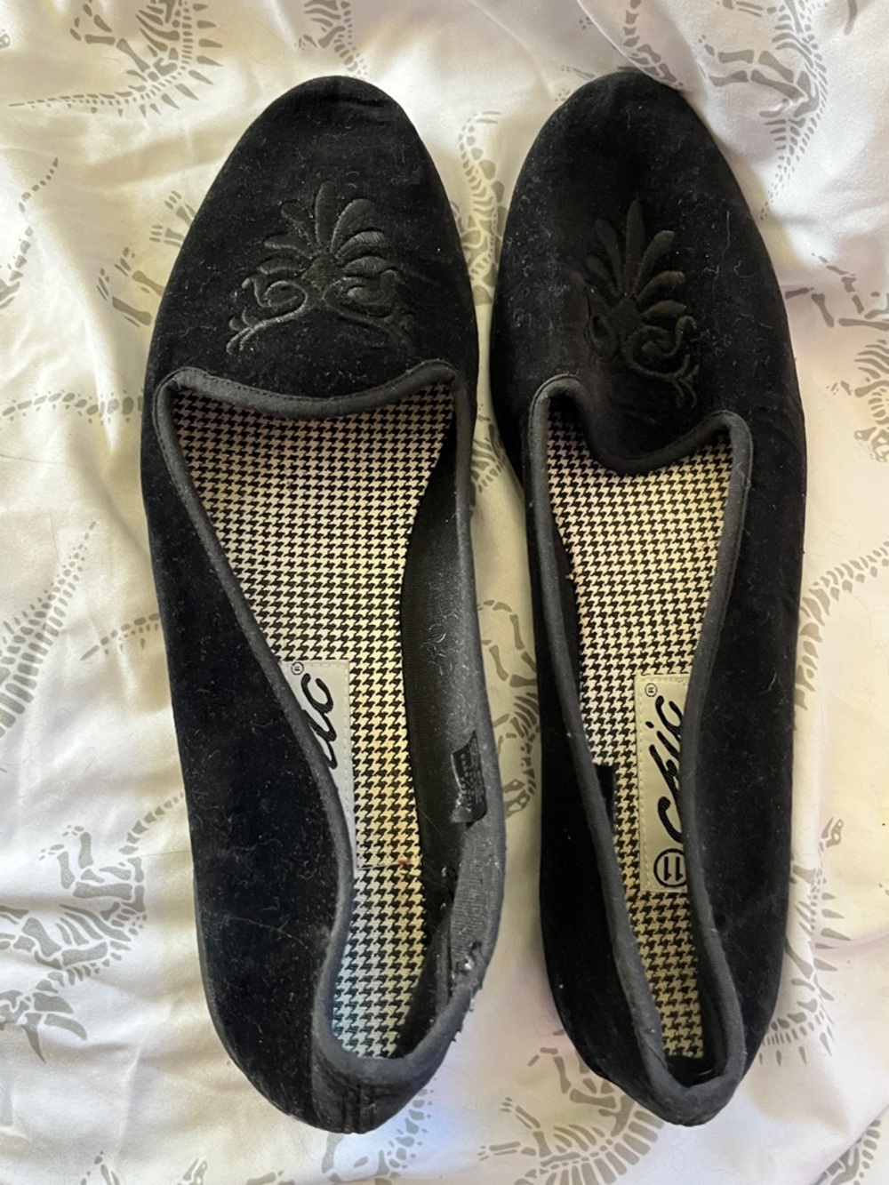 chic Black Velvet Embroidered Slip-On Flats